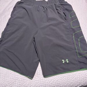 UNDER ARMOUR - Size Med Used Short